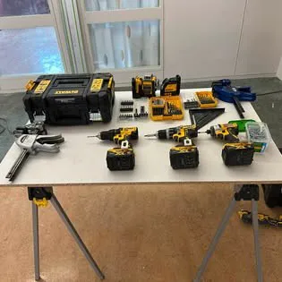 Borrmaskiner, bitsatser och tvingar uppställda på en arbetsbock